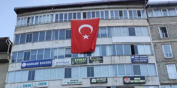 Hakkari'de 'Terörsüz Türkiye'ye bayraklı destek
