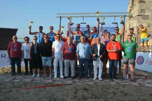 Sinop'ta plaj voleybolu turnuvası sona erdi