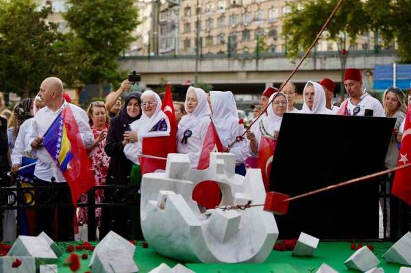 Srebrenitsa Soykırımı şehitleri Kartal'da karanfillerle anıldı
