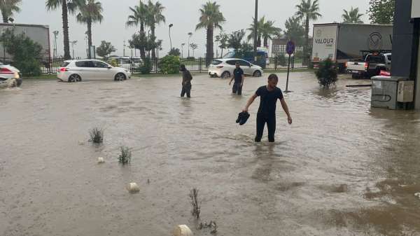 Ordu'da sel: Karadeniz Sahil Yolu ulaşıma kapandı, iş yerlerini su bastı