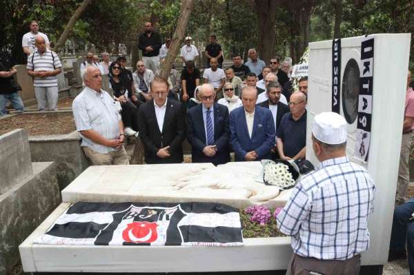 Beşiktaş'ın Onursal Başkanı Süleyman Seba kabri başında anıldı