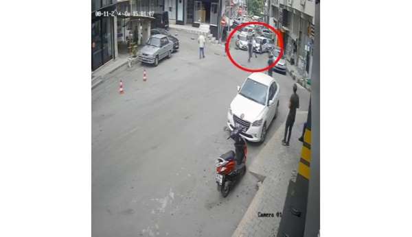El frenini çekmeyi unutunca olanlar oldu: Kazaya gelen polis aracına da motokurye çarptı