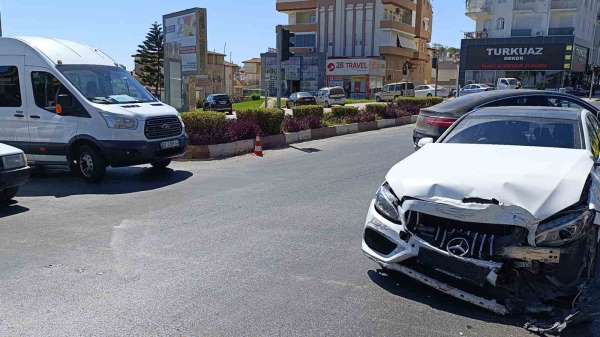 Antalya'da 3 araçlı zincirleme kaza: 2 yaralı