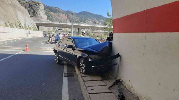 Gümüşhane'de otomobilin tünel girişine çarptığı kazada 2 kişi yaralandı