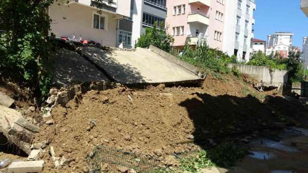 Ordu'da sağanak nedeniyle istinat duvarı yıkıldı: 10 daireli bina tahliye edildi