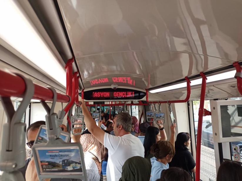 Samsun'da tramvaylarda klima problemi: Yolcular yelpazeyle serinledi
