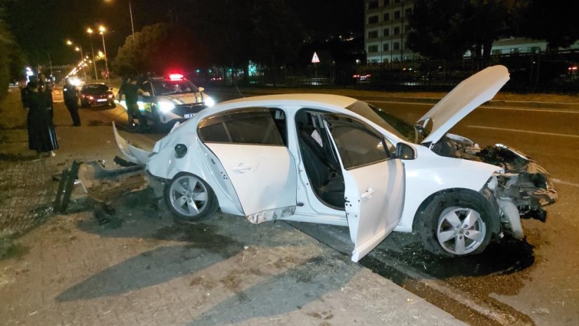 Samsun'da ağaca çarpan otomobil hurdaya döndü: 1 yaralı