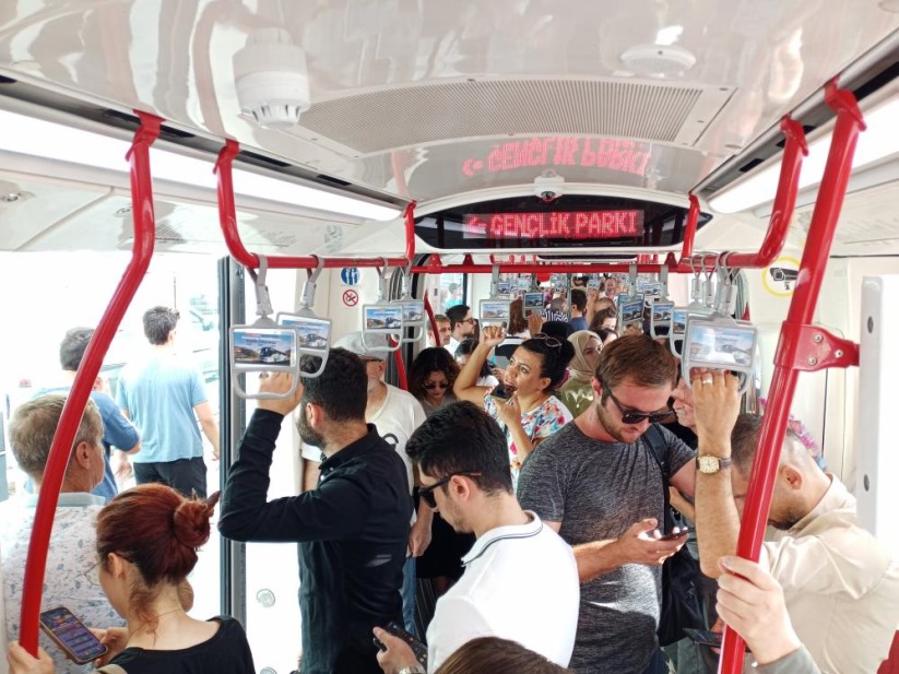 Samsun'da tramvaylarda klima problemi: Yolcular yelpazeyle serinledi
