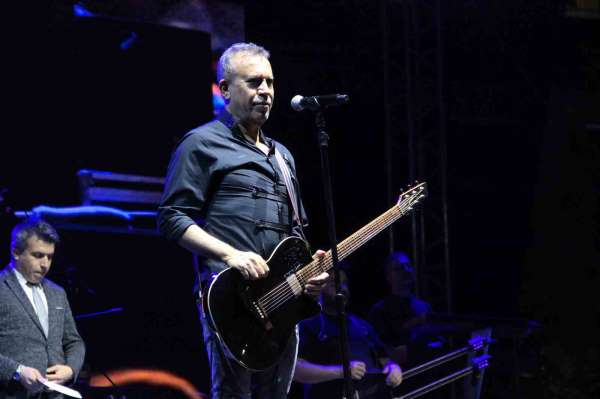 Çorum'da Haluk Levent ve Zara rüzgarı esti