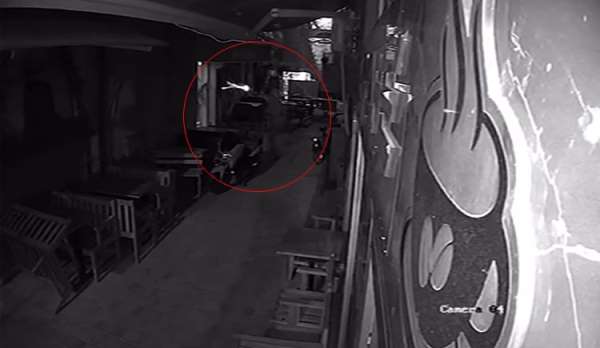 İzmir'de gazete binasına silahlı saldırı kamerada