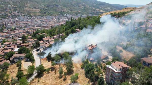 Tokat'ta boş arazide çıkan yangın evlere sıçramadan söndürüldü