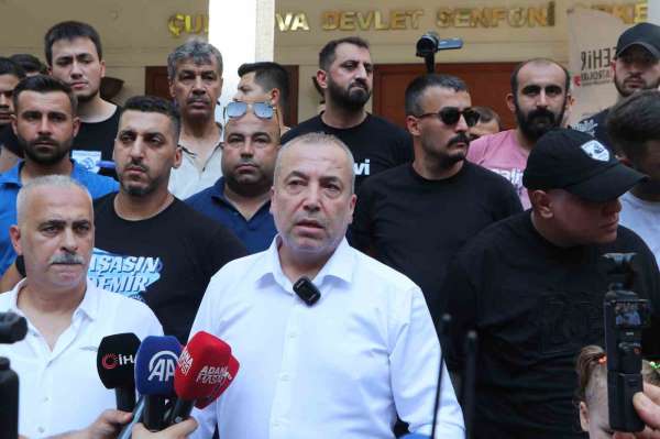 Adana Demirspor taraftarı bariyeri yıkıp belediyeye girmeye çalıştı