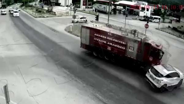 Amasya'da yangına giden itfaiye aracı otomobile çarptı