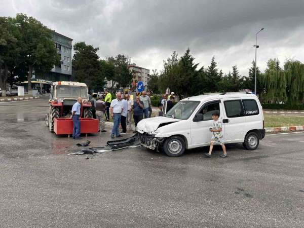 Hafif ticari araç ile traktör çarpıştı