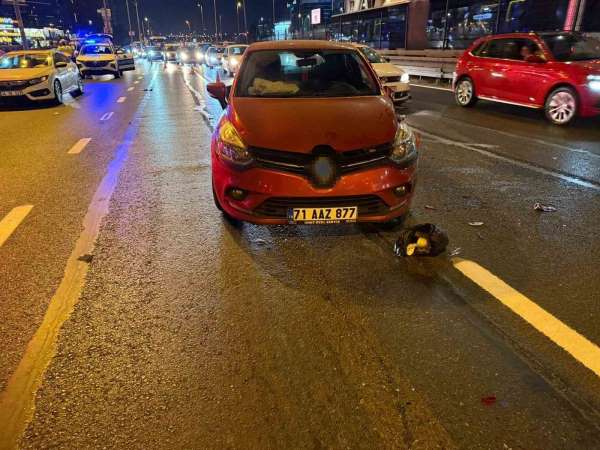 Yenibosna Metrobüs Durağı mevkiinde zincirleme kaza: 3 yaralı