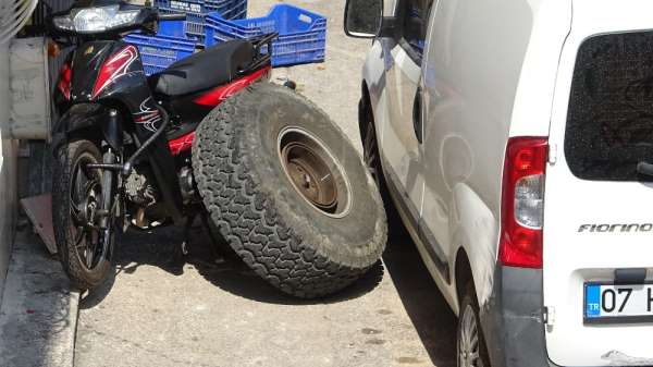 Kaza yapan arazi aracının tekeri koptu, salça yapan vatandaş ölümden kıl payı ku