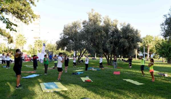 Muratpaşa'da gün batımında spor