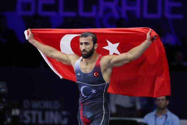BARÜ'lü milli güreşçi Burhan Akbudak, dünya şampiyonu oldu - Bartın haber
