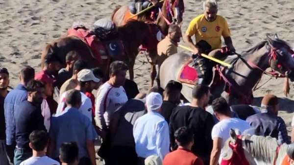 Cirit müsabakasında atlar çarpıştı, yerde kalan sporcunun üzerinden at geçti - Erzurum haber