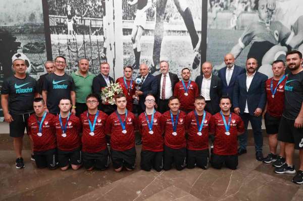 Down Sendromlular Milli Takımı, Avrupa kupasını Başkan Büyükekşi'ye getirdi