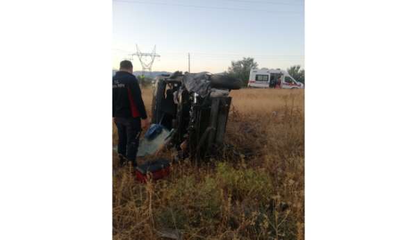 Amasya'da hafif ticari araç kazada savruldu: 4 yaralı