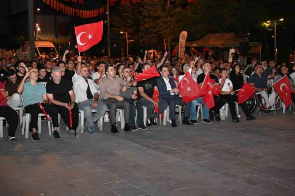 Isparta'da vatandaşlar A Milli Erkek Basketbol Takımı'nın zaferini dev ekrandan izlediler