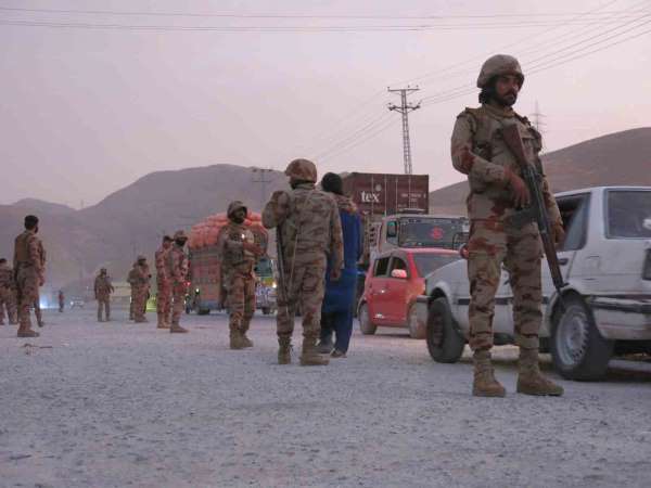 Pakistan'da çatışma: 12 asker hayatını kaybetti, 13 terörist öldürüldü