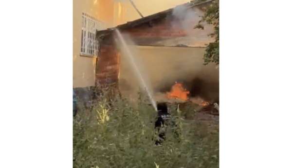 Ardiyede çıkan yangın evi küle çeviriyordu