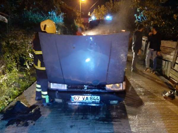 Seyir halindeki otomobil alev aldı