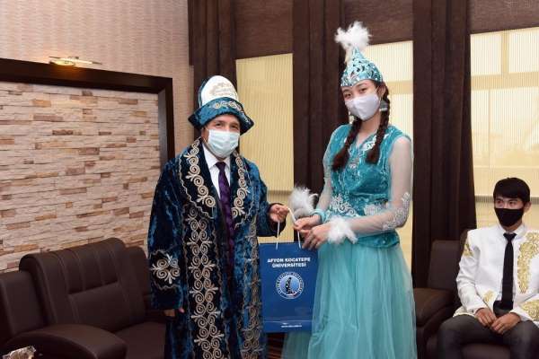 Kazakistanlı öğrenciler milli kıyafetleriyle Rektör Karakaş'ı ziyaret etti 