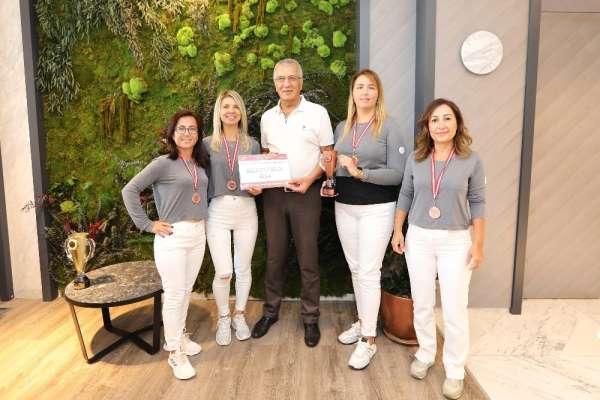 Mezitli Belediyesinin kadın tenisçileri Manavgat'tan şampiyonlukla döndü 