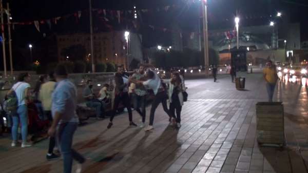 (Özel) Taksim Meydanı'nda tekme ve tokatlı kavga kamerada 