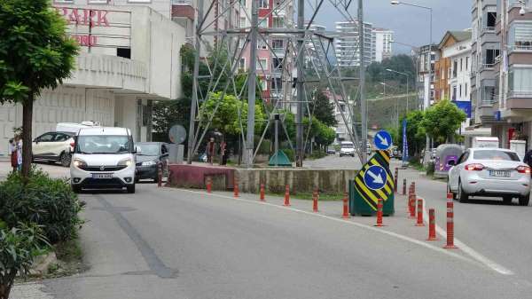 Ordu'da yol ortasındaki yüksek gerilim hattı direği şaşırtıyor