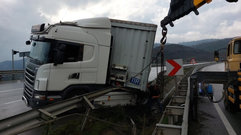 Samsun'da makaslama yapan tır bariyere çarptı