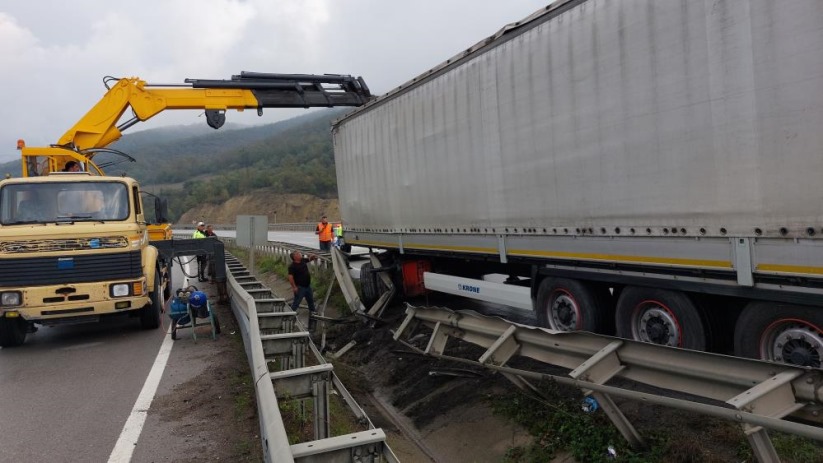 Samsun'da makaslama yapan tır bariyere çarptı