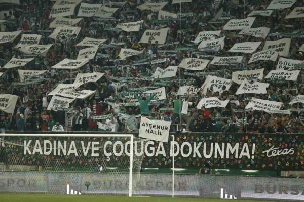 Bursaspor taraftarları öldürülen kadınların isimleri yazılı pankart açtı