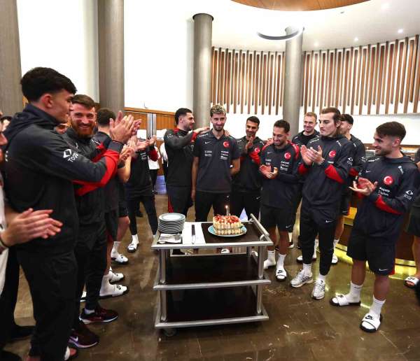 A Milli Takım'da Atakan Karazor'un doğum günü kutlandı