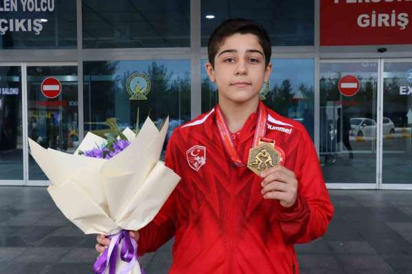 Balkan şampiyonu memleketi Şanlıurfa'da coşkuyla karşılandı