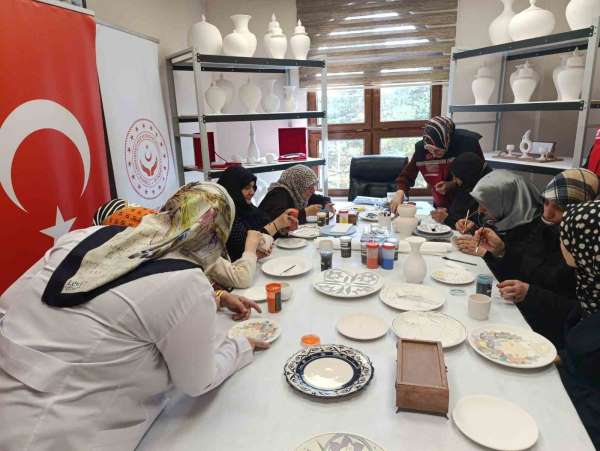 Erzurum'da şehit yakınlarına sanatla şifa: Çini, Tezhip ve Ebru kursları başladı
