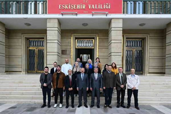 Hak kazanan gazetecilerin basın kartlarını Vali Aksoy teslim etti