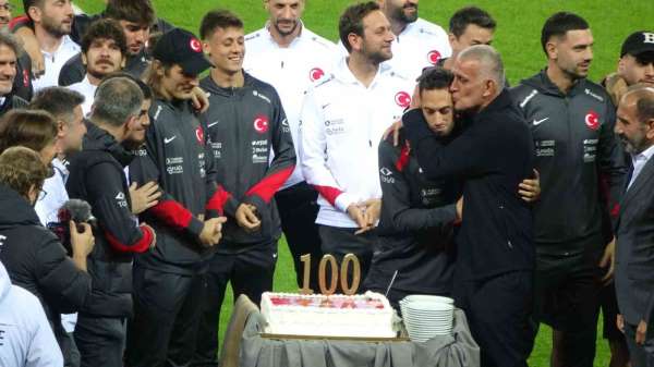 Hakan Çalhanoğlu'na 100. milli maç sürprizi