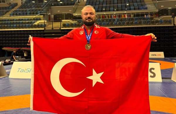 Milli güreşçi Sarıçiçek dünya üçüncüsü oldu
