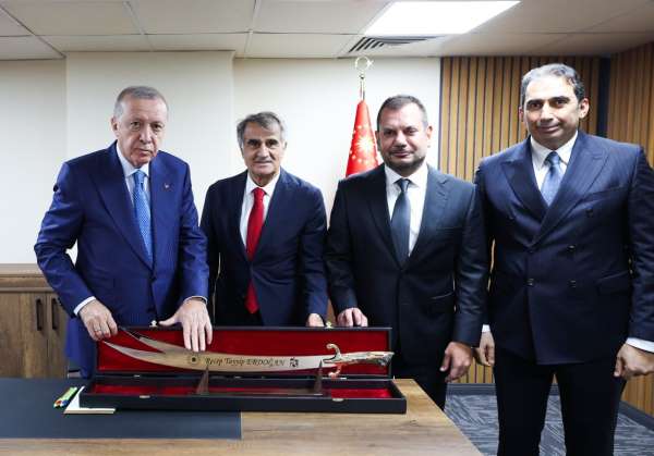 Trabzonspor'dan Cumhurbaşkanı Erdoğan'a Sürmene kılıcı hediyesi