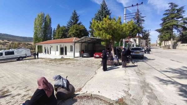 Cenazeye gelen yaşlılar güneş altında kaldı