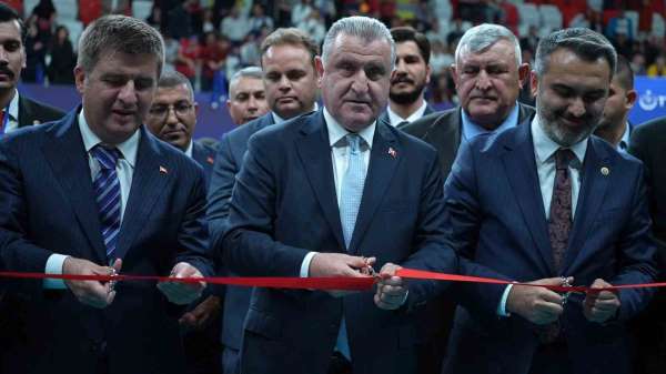 Gençlik ve Spor Bakanı Bak, Kırıkkale'de yeni spor salonunun açılışını yaptı