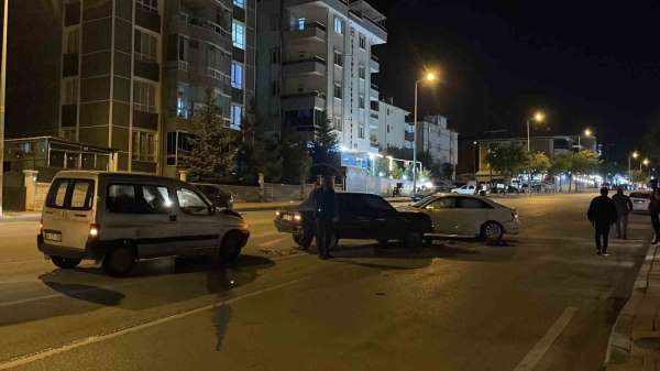 Karaman'da hafif ticari araç kaza yapan otomobile çarptı: 2 yaralı