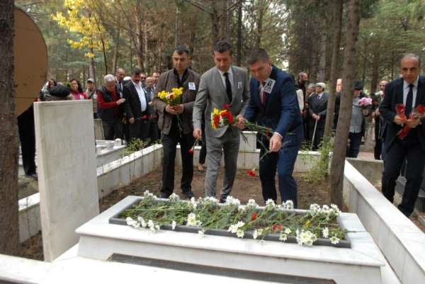 21 yıl önce kazada ölen belediye başkanı mezarı başında anıldı 