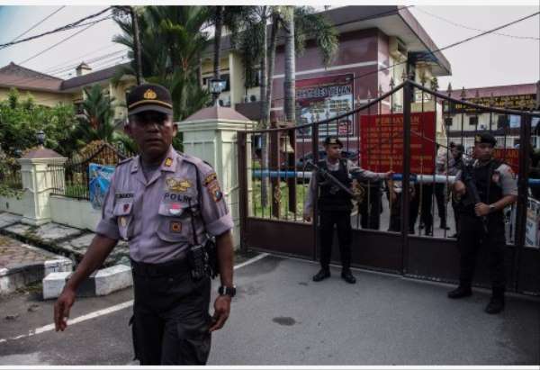Endonezya'da canlı bomba saldırısı: 6 yaralı 