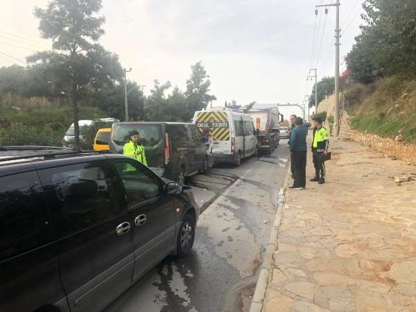 Okul servisi kaza yaptı: 6'sı öğrenci 9 yaralı 