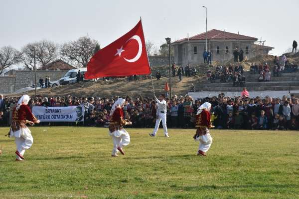 Türk bayrağını dalgalandıran gence kaymakamdan ödül 